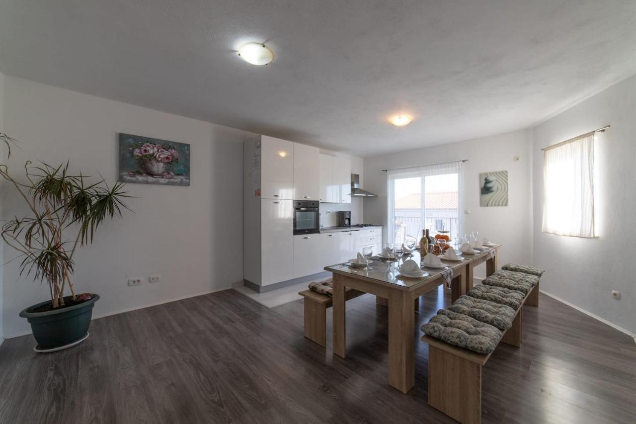 Holiday Home Chester With Heated Pool Kaštela Zewnętrze zdjęcie