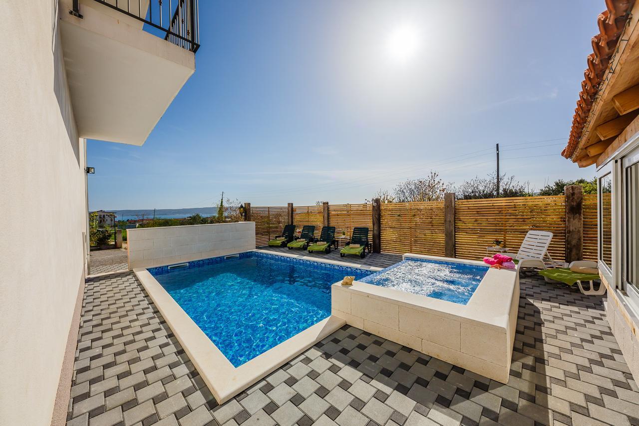 Holiday Home Chester With Heated Pool Kaštela Zewnętrze zdjęcie
